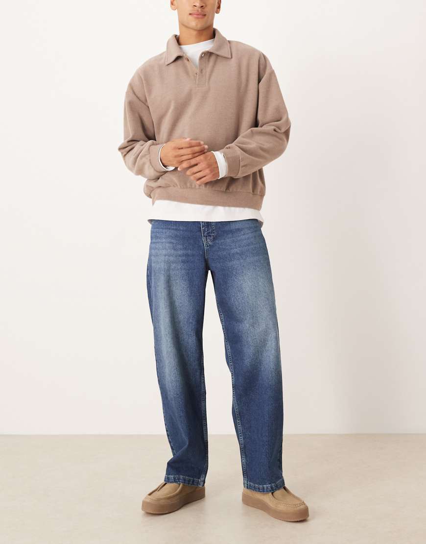 ASOS DESIGN - Locker geschnittene Straight Jeans in überfärbtem Dunkelblau von ASOS DESIGN