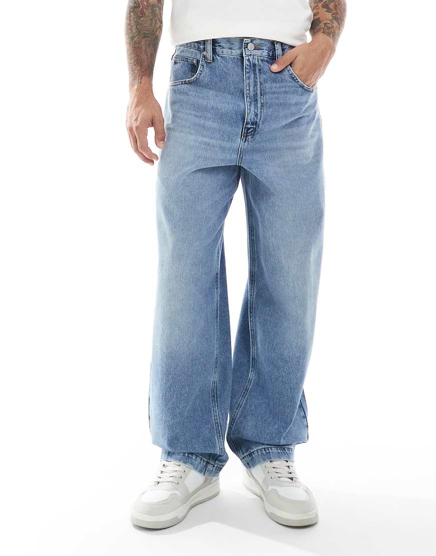 ASOS DESIGN - Locker geschnittene Straight Jeans in verwaschenem Mittelblau ASOS DESIGN - Locker geschnittene Straight Jeans in verwaschenem Mittelblau von ASOS DESIGN