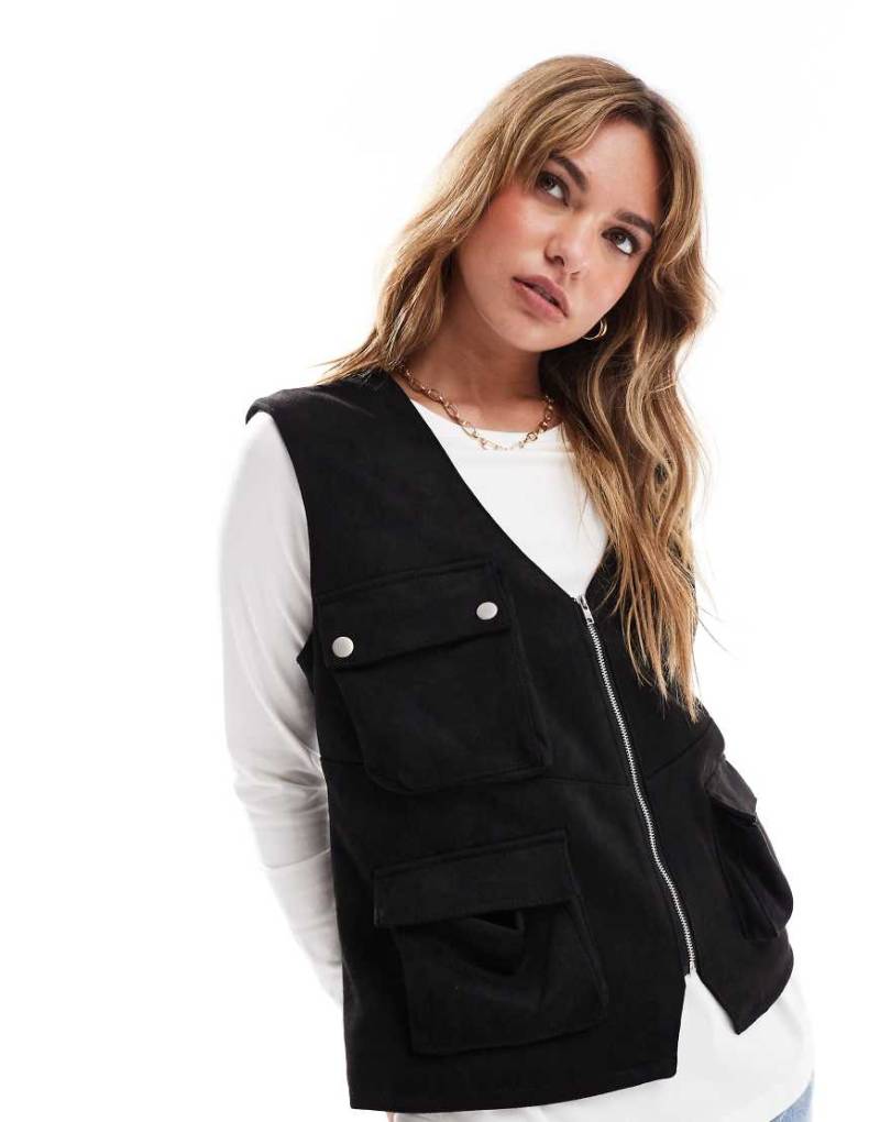 ASOS DESIGN - Locker geschnittene Weste in schwarzer Wildlederoptik mit Details aus Metall von ASOS DESIGN