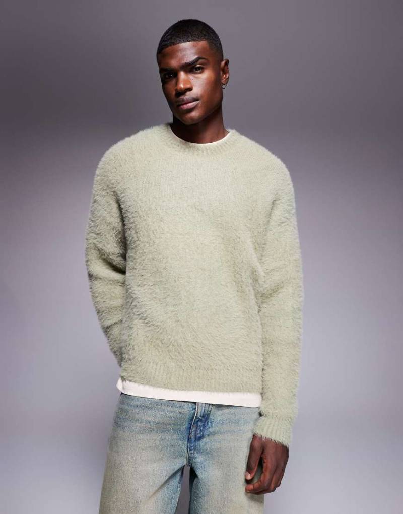 ASOS DESIGN - Locker geschnittener, flauschiger Strickpullover in Salbeigrün mit Rundhalsausschnitt von ASOS DESIGN