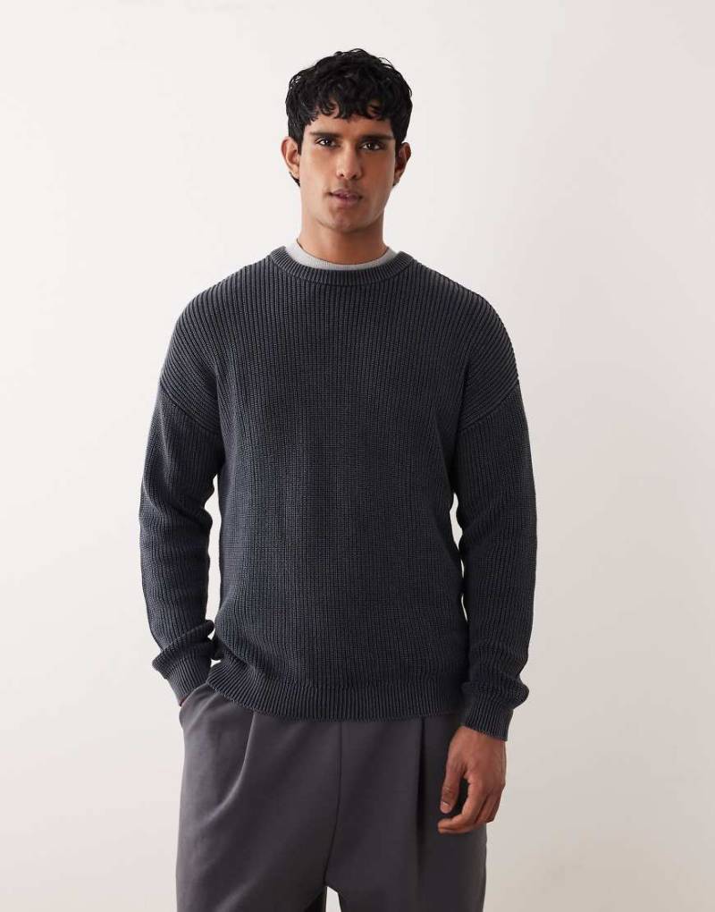 ASOS DESIGN - Locker geschnittener, gerippter Strickpullover in Marineblau mit Rundhalsausschnitt und Acid-Waschung von ASOS DESIGN
