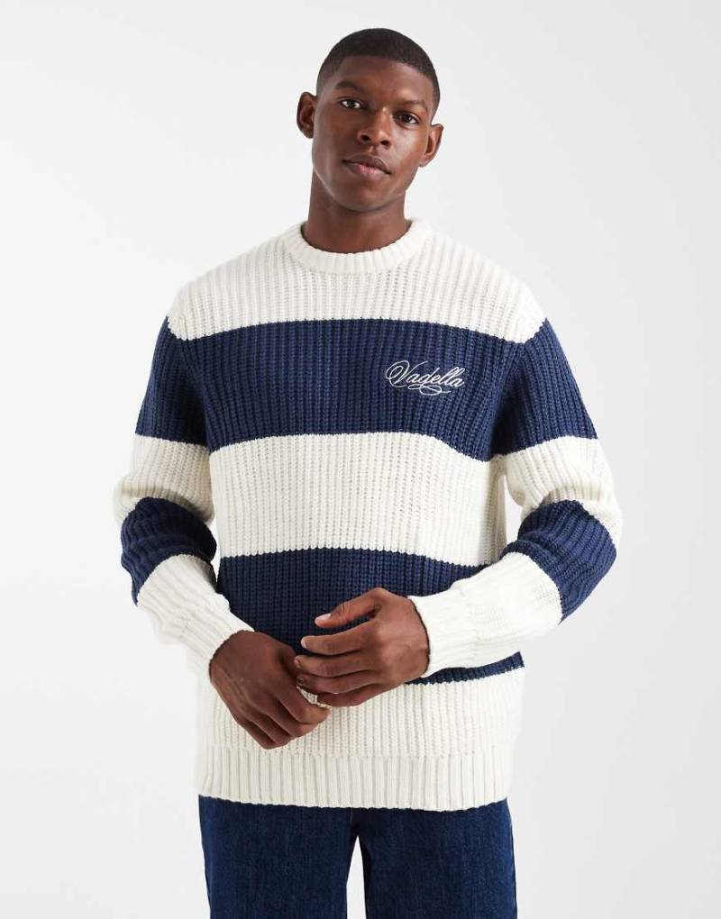 ASOS DESIGN - Locker geschnittener, gestreifter Strickpullover in Marineblau und Ecru mit Rundhalsausschnitt und „Vadella"-Stickerei-Bunt von ASOS DESIGN