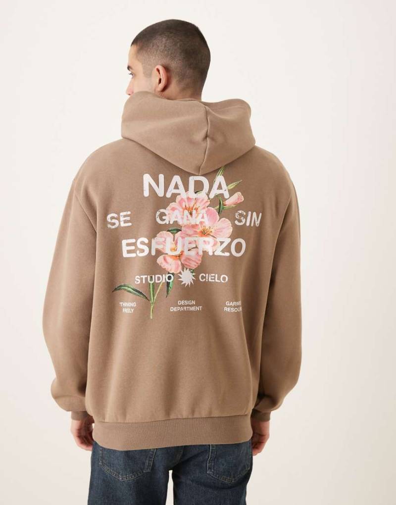 ASOS DESIGN - Locker geschnittener, kastiger Kapuzenpullover in Hellbraun mit Blumenprint-Brown von ASOS DESIGN