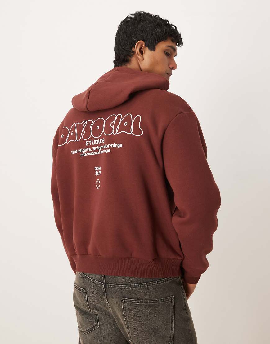 ASOS DESIGN - Locker geschnittener, kastiger Kapuzenpullover in Rostrot mit Bubble-Textprint-Brown von ASOS DESIGN