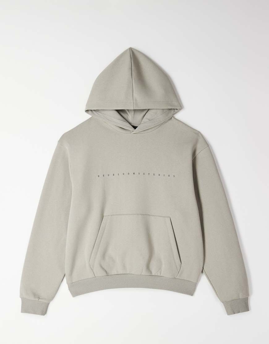 ASOS DESIGN - Locker geschnittener, kastiger Kapuzenpullover in Steinbeige mit Textprint-Grün von ASOS DESIGN