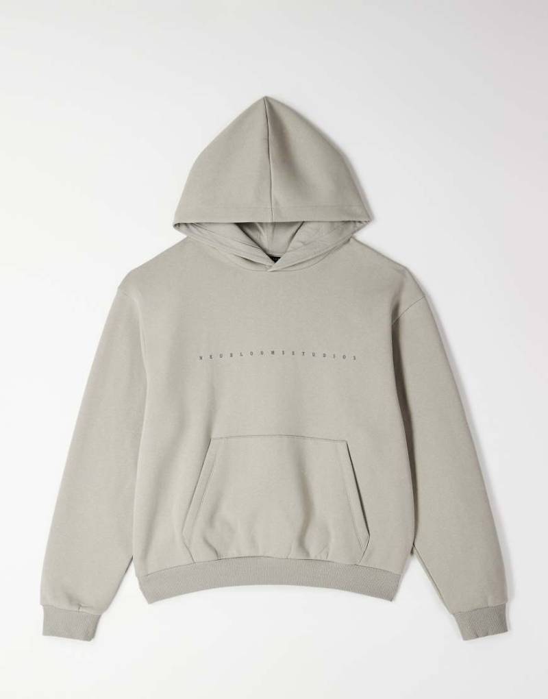 ASOS DESIGN - Locker geschnittener, kastiger Kapuzenpullover in Steinbeige mit Textprint-Grün von ASOS DESIGN