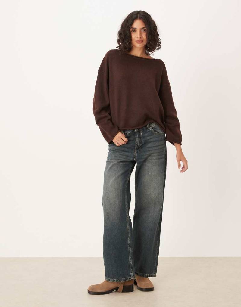 ASOS DESIGN - Locker geschnittener, schulterfreier Pullover in Schokobraun-Brown von ASOS DESIGN