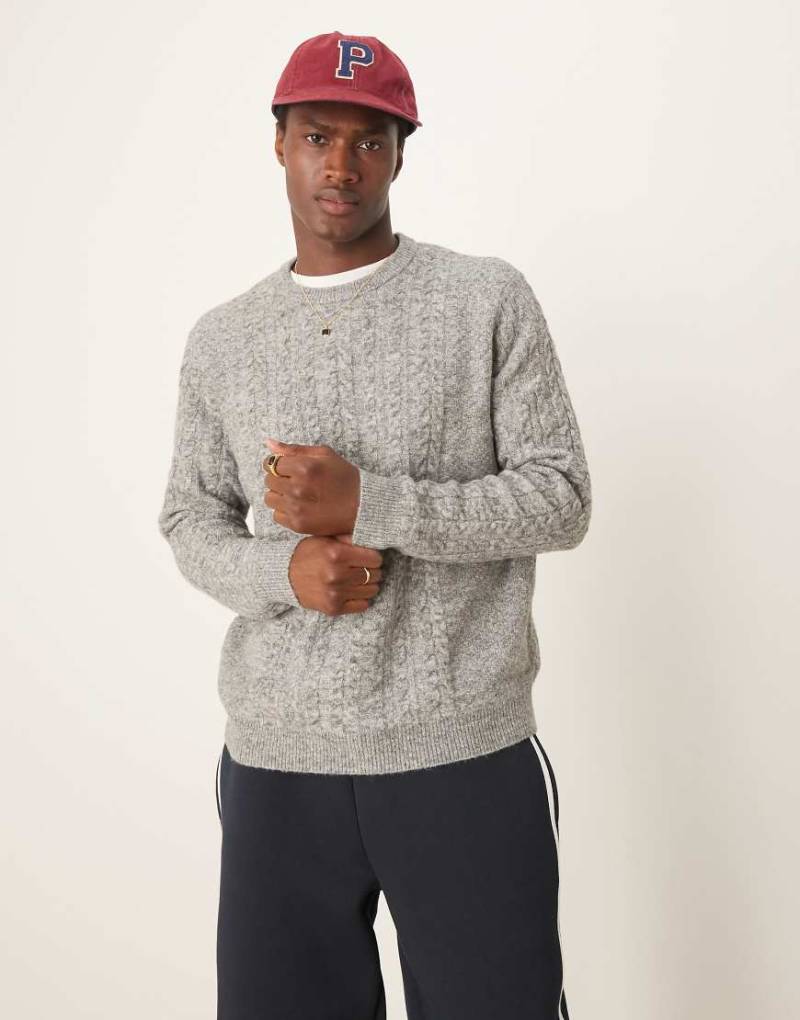 ASOS DESIGN - Locker geschnittener, weiter Strickpullover in Grau meliert mit Zopfmuster und Rundhalsausschnitt von ASOS DESIGN
