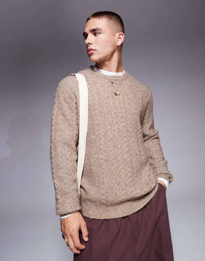ASOS DESIGN - Locker geschnittener, weiter Strickpullover in Steinbeige mit Zopfmuster und Rundhalsausschnitt-Braun von ASOS DESIGN