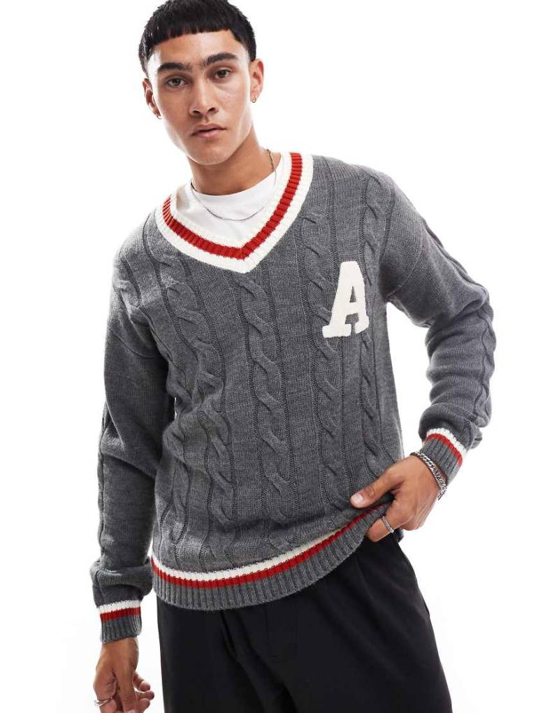 ASOS DESIGN - Locker geschnittener College-Strickpullover in Grau mit Zopfmuster von ASOS DESIGN