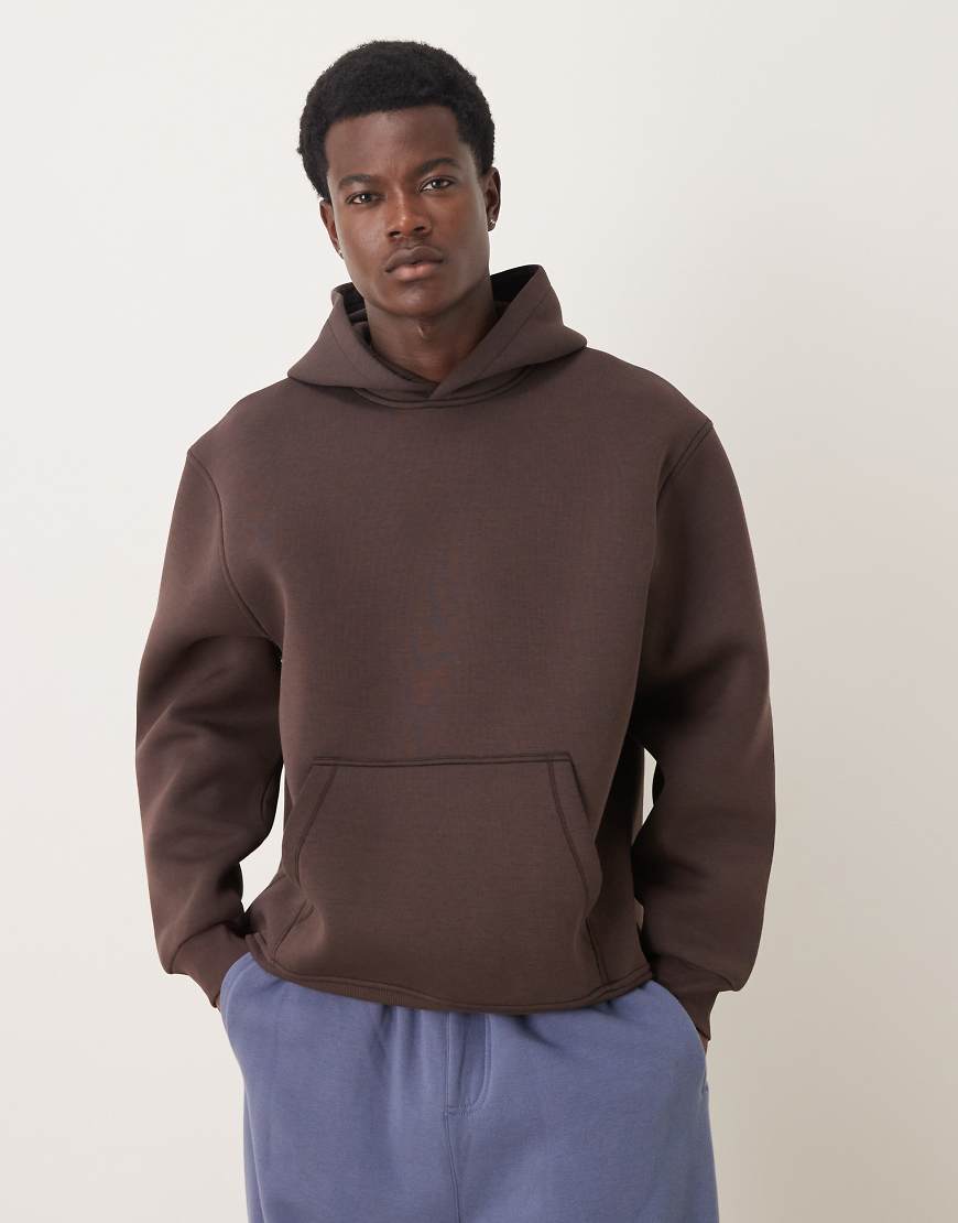 ASOS DESIGN - Locker geschnittener Kapuzenpullover aus schwerem, neoprenartigem Stoff in Braun-Brown von ASOS DESIGN