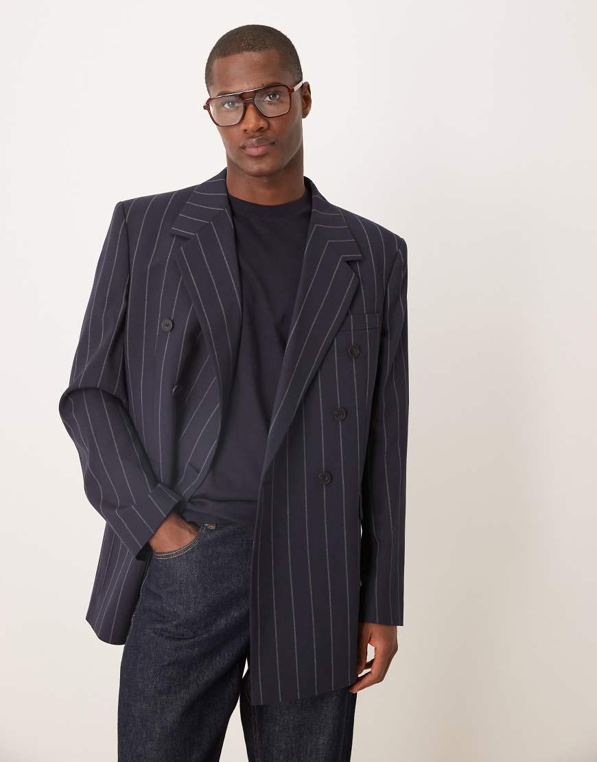 ASOS DESIGN - Lässig geschnittener Blazer in Marineblau mit Nadelstreifen ASOS DESIGN - Lässig geschnittener Blazer in Marineblau mit Nadelstreifen von ASOS DESIGN