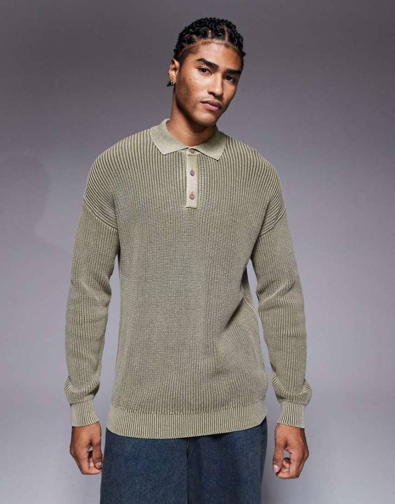 ASOS DESIGN - Locker geschnittener Pullover aus Rippstrick in khakigrüner Acid-Waschung mit Polokragen von ASOS DESIGN