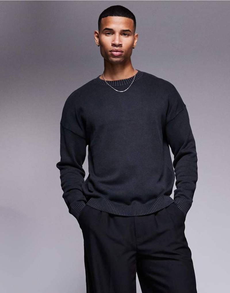 ASOS DESIGN - Locker geschnittener Pullover aus Strick in Schwarz mit Rundhalsausschnitt von ASOS DESIGN