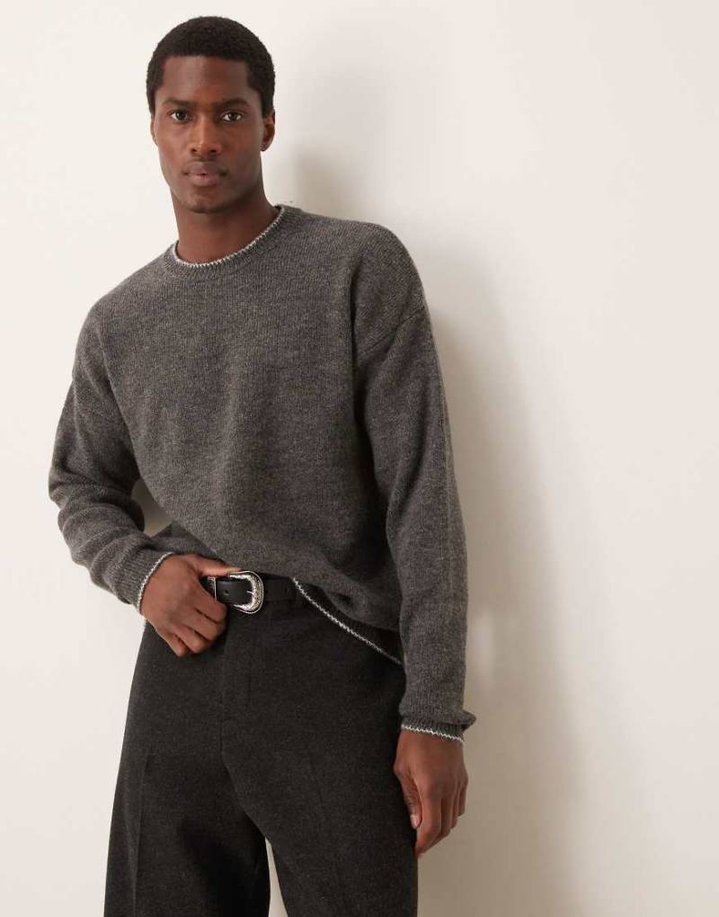 ASOS DESIGN - Locker geschnittener Pullover aus flauschigem Strick in Anthrazit mit kontrastierendem Langettenstich-Grau von ASOS DESIGN