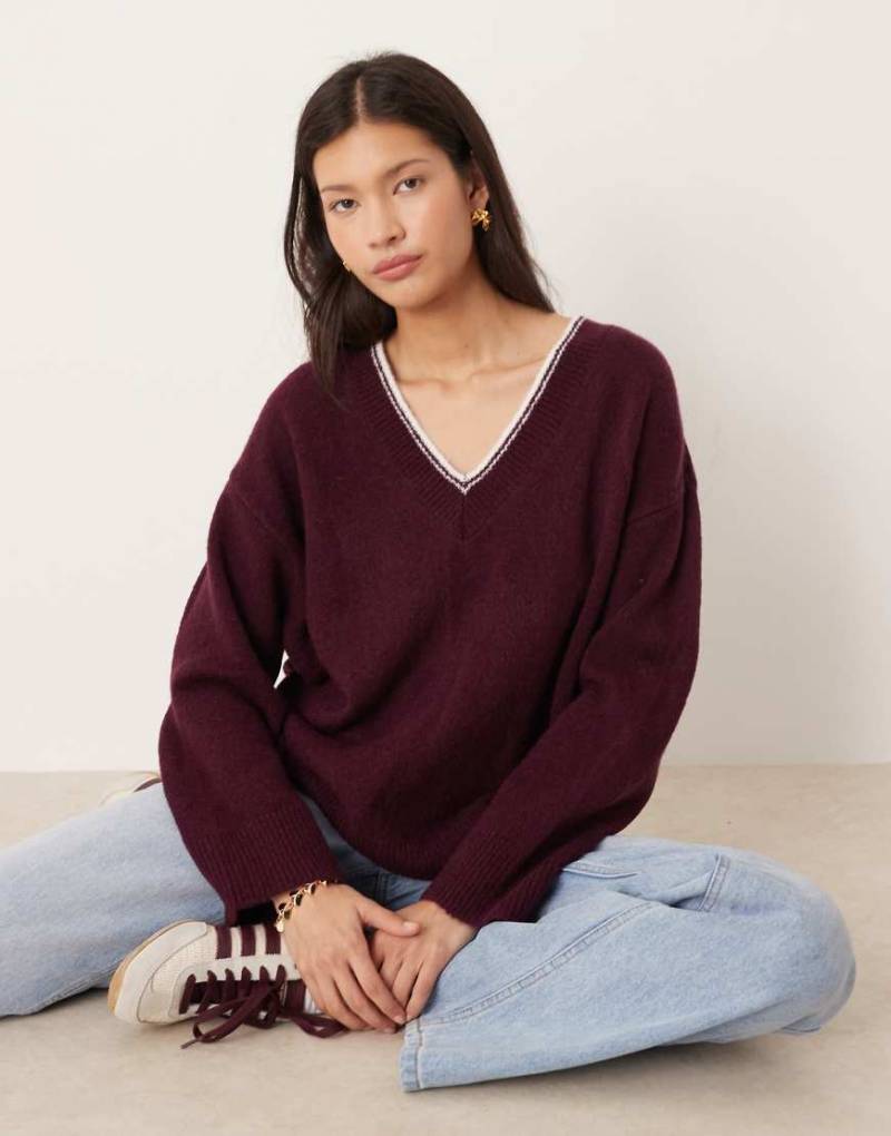 ASOS DESIGN - Locker geschnittener Pullover in Pflaume mit V-Ausschnitt und Kontraststreifen-Rot von ASOS DESIGN
