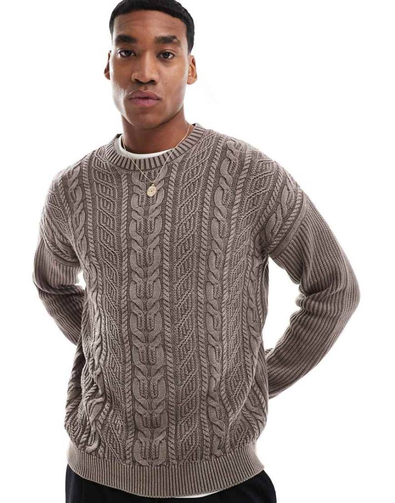 ASOS DESIGN - Locker geschnittener Strickpullover in Braun mit Zopfmuster von ASOS DESIGN