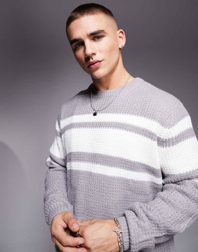 ASOS DESIGN - Locker geschnittener Strickpullover in Grau mit weißen Streifen und Rundhalsausschnitt von ASOS DESIGN