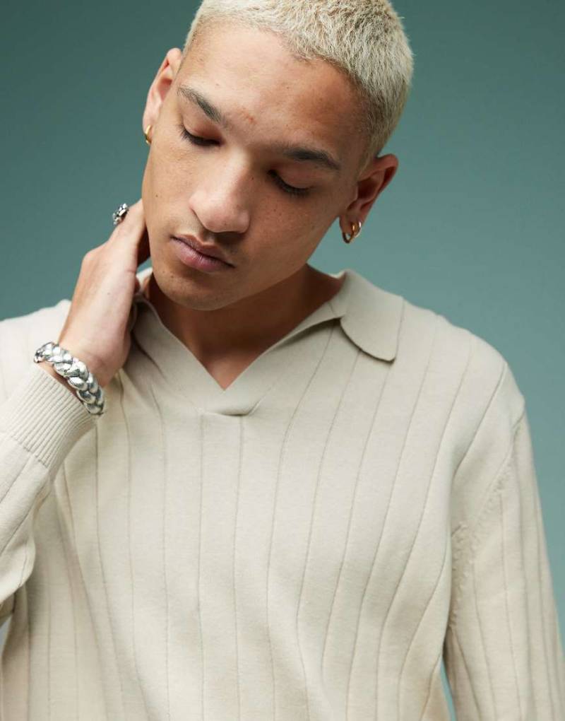 ASOS DESIGN - Locker geschnittener Strickpullover in Hellbeige mit eingekerbtem Ausschnitt und breiter Rippenstruktur-Neutral von ASOS DESIGN
