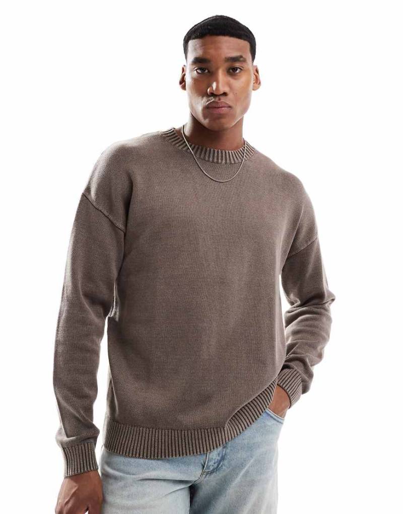 ASOS DESIGN - Locker geschnittener Strickpullover in verwaschenem Braun mit Rundhalsausschnitt von ASOS DESIGN