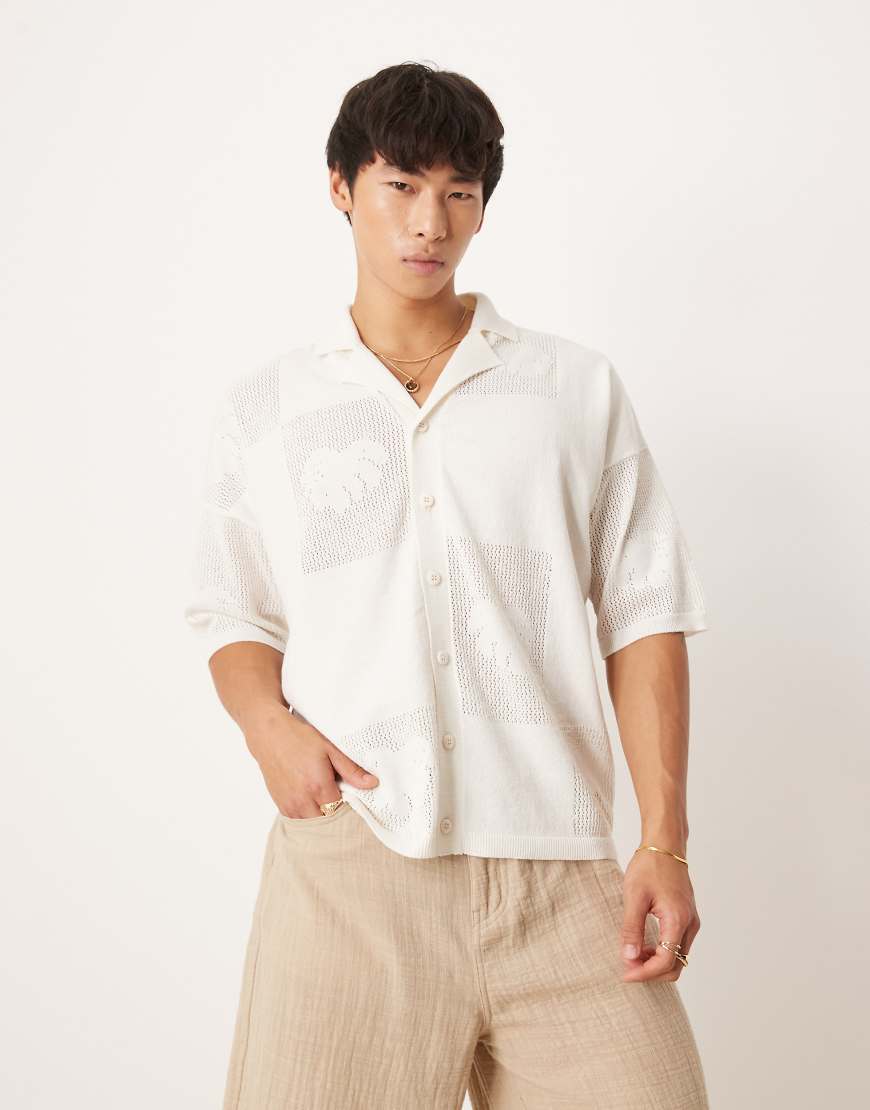ASOS DESIGN - Locker geschnittenes, gestricktes Polohemd in Cremeweiß mit floraler Struktur und Knopfleiste von ASOS DESIGN