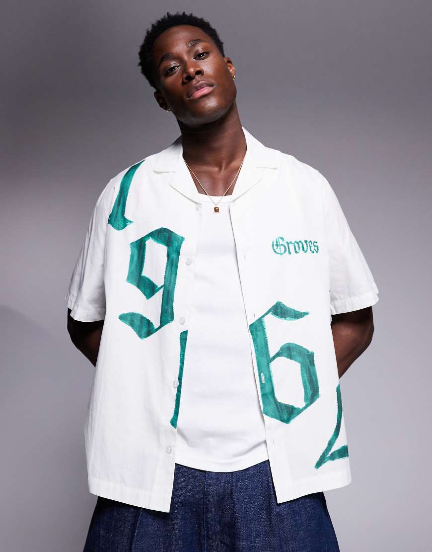 ASOS DESIGN - Kastiges Hemd mit lockerer Passform, Reverskragen und platziertem Print vorne-Weiß von ASOS DESIGN