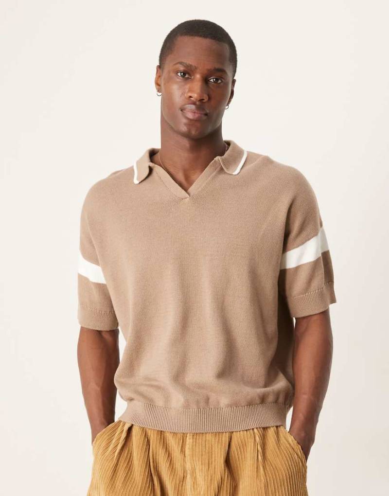ASOS DESIGN - Locker geschnittenes, kastiges Polohemd aus Strick in Braun mit eingekerbtem Ausschnitt und eingesetztem Ärmeldetail von ASOS DESIGN