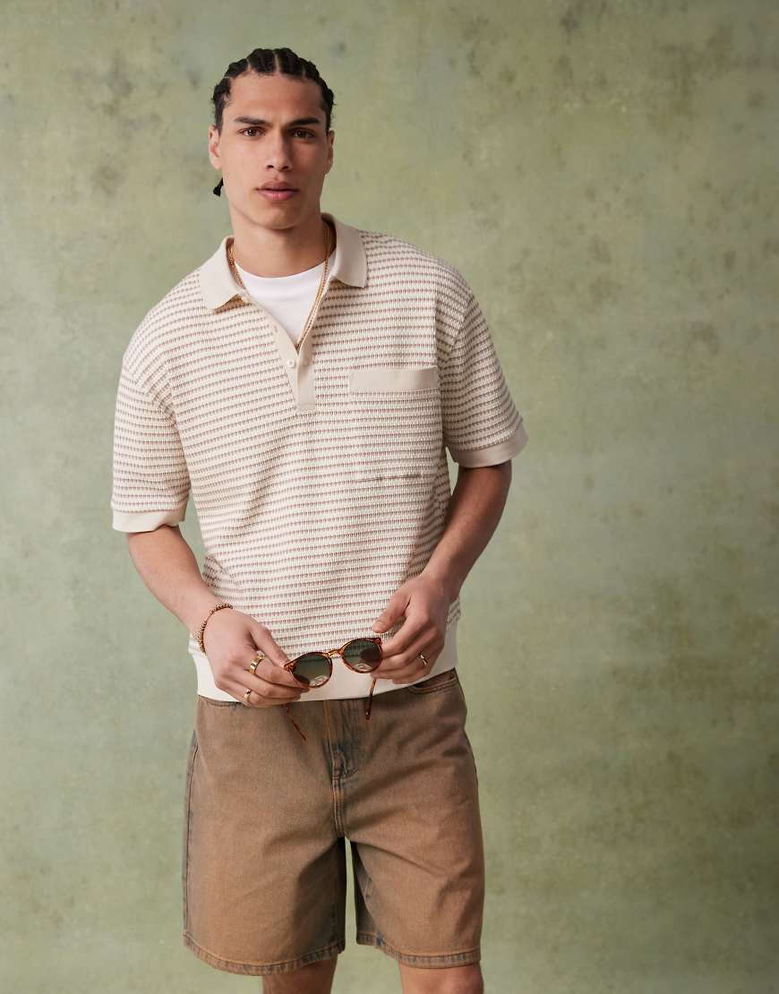 ASOS DESIGN - Locker geschnittenes, kastiges Poloshirt mit Strukturstreifen in Weiß und Braun-Bunt ASOS DESIGN - Locker geschnittenes, kastiges Poloshirt mit Strukturstreifen in Weiß und Braun-Bunt von ASOS DESIGN
