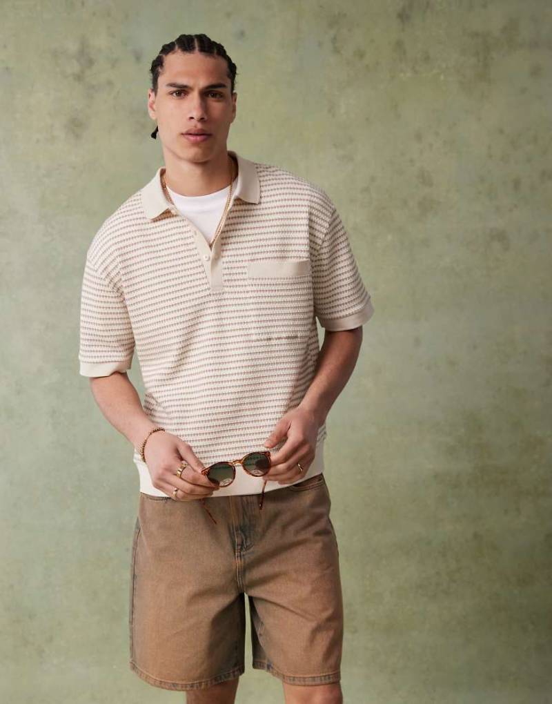 ASOS DESIGN - Locker geschnittenes, kastiges Poloshirt mit Strukturstreifen in Weiß und Braun-Bunt von ASOS DESIGN