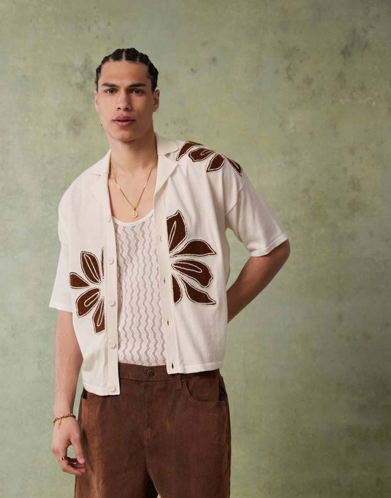 ASOS DESIGN - Locker geschnittenes Strick-Polohemd in Ecru mit aufgesticktem Blumen-Design und durchgehender Knopfleiste-Blau von ASOS DESIGN
