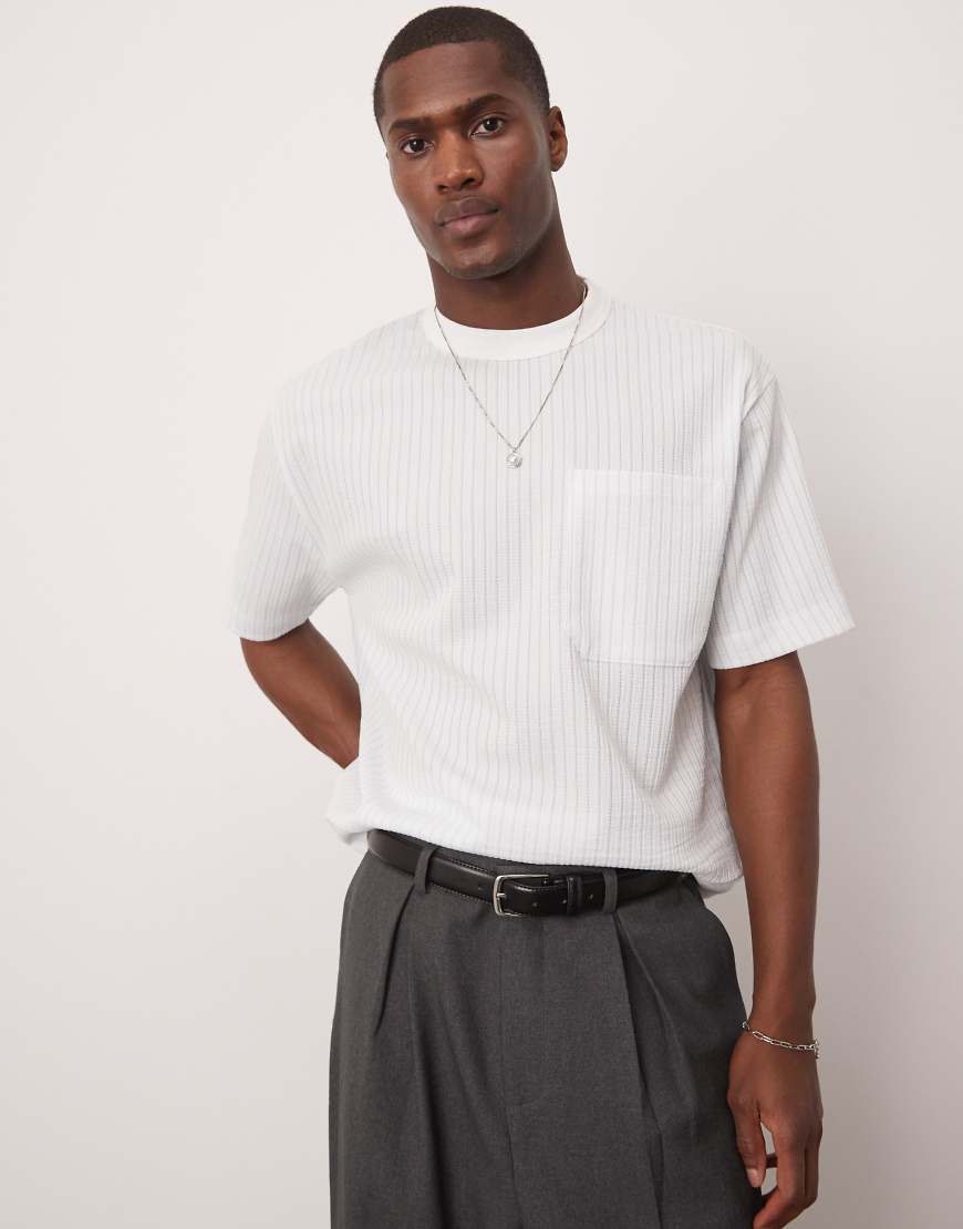 ASOS DESIGN - Locker geschnittenes, kastiges T-Shirt in strukturiertem Blau und Weiß gestreift mit Tasche vorne ASOS DESIGN - Locker geschnittenes, kastiges T-Shirt in strukturiertem Blau und Weiß gestreift mit Tasche vorne von ASOS DESIGN