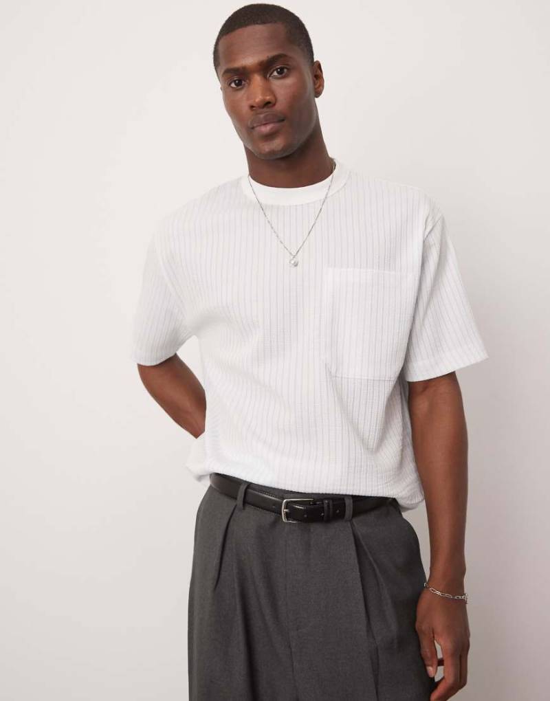 ASOS DESIGN - Locker geschnittenes, kastiges T-Shirt in strukturiertem Blau und Weiß gestreift mit Tasche vorne von ASOS DESIGN