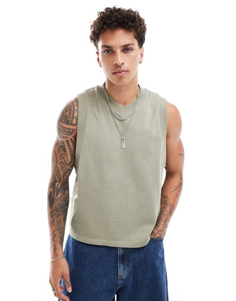 ASOS DESIGN - Locker geschnittenes, kastiges Tanktop in Khaki mit V-Ausschnitt-Grün von ASOS DESIGN