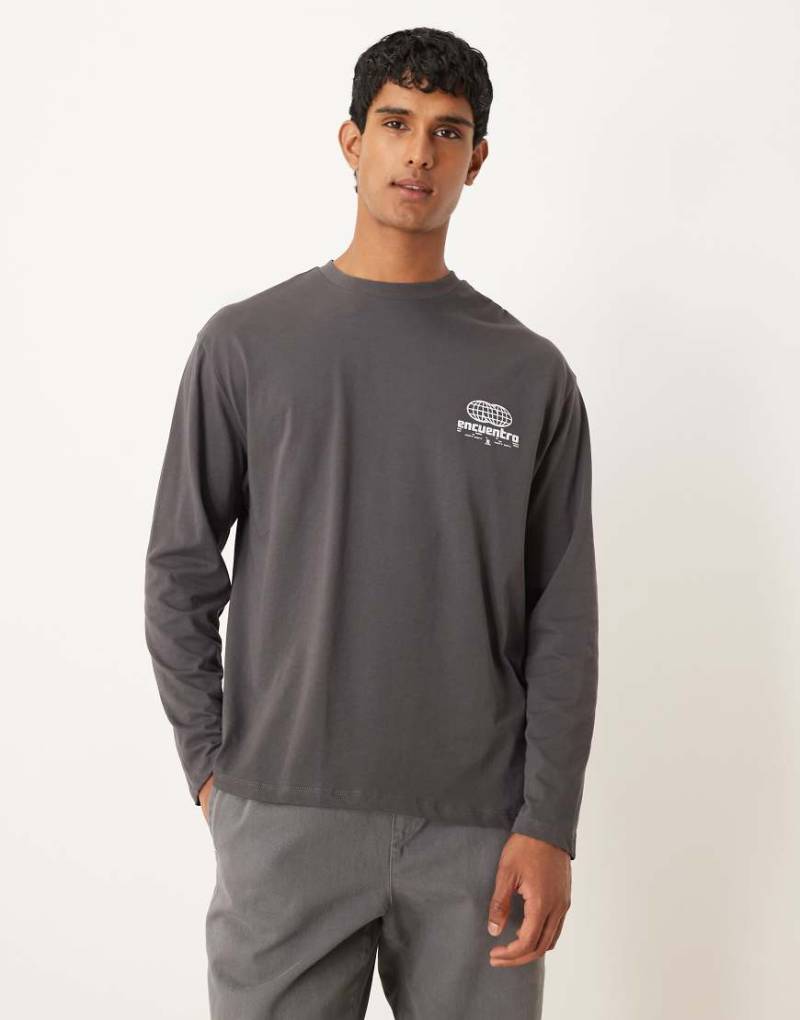ASOS DESIGN - Locker geschnittenes, langärmliges T-Shirt aus schwerem Material in Anthrazit mit Print-Grau von ASOS DESIGN
