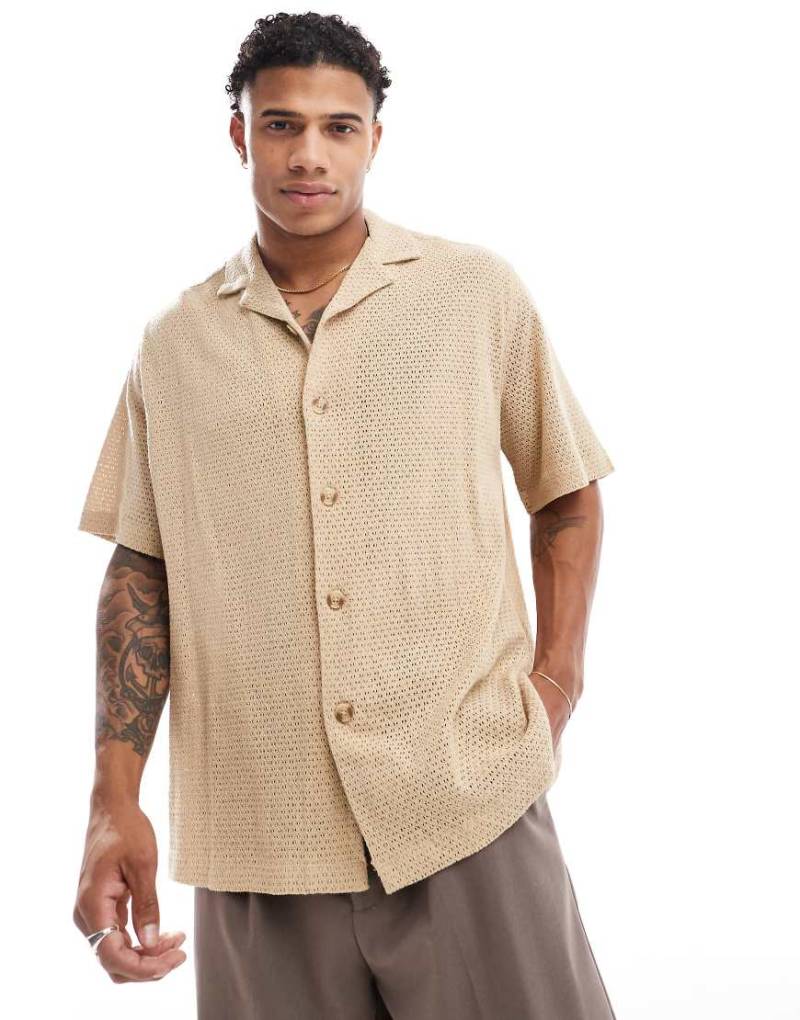 ASOS DESIGN - Locker geschnittenes, strukturiertes Hemd in Braun mit Reverskragen ASOS DESIGN - Locker geschnittenes, strukturiertes Hemd in Braun mit Reverskragen von ASOS DESIGN