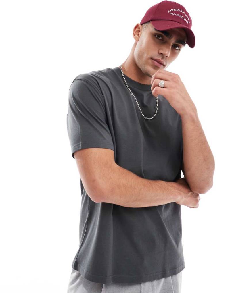 ASOS DESIGN - Locker geschnittenes Basic-T-Shirt in Anthrazit-Grau von ASOS DESIGN