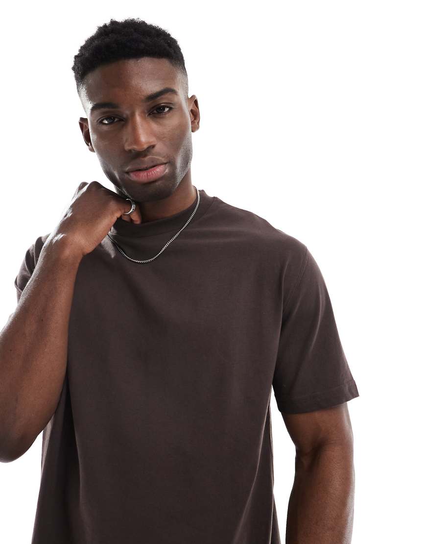 ASOS DESIGN - Basic-T-Shirt mit Relaxed Fit in Dunkelbraun von ASOS DESIGN