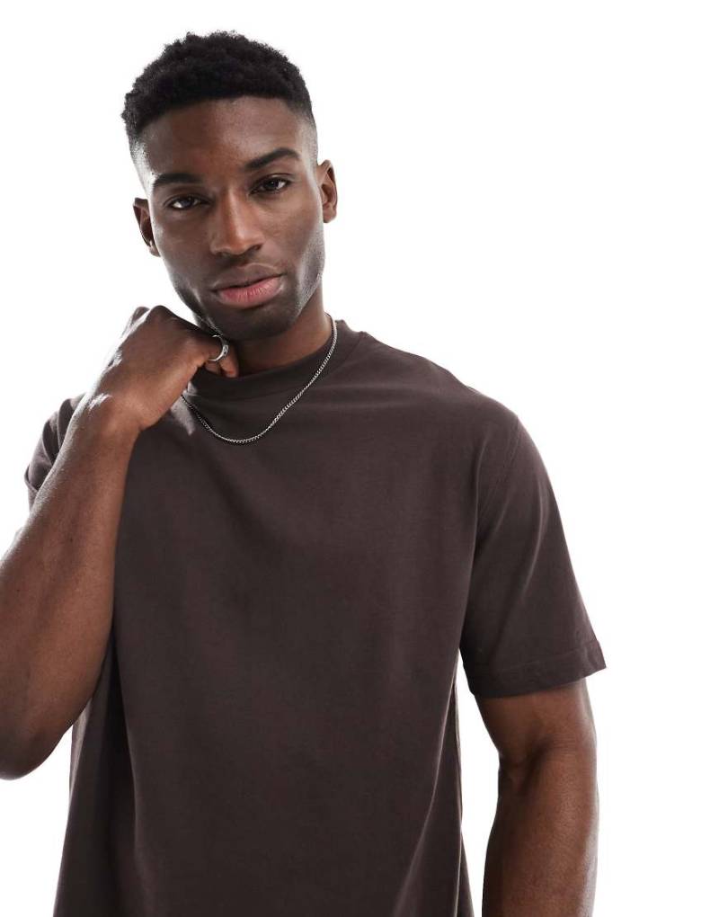 ASOS DESIGN - Basic-T-Shirt mit Relaxed Fit in Dunkelbraun von ASOS DESIGN
