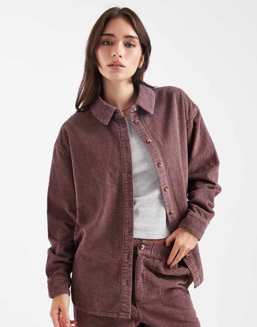 ASOS DESIGN - Locker geschnittenes Hemd aus Bubble-Cord in Malve, Kombiteil-Lila von ASOS DESIGN