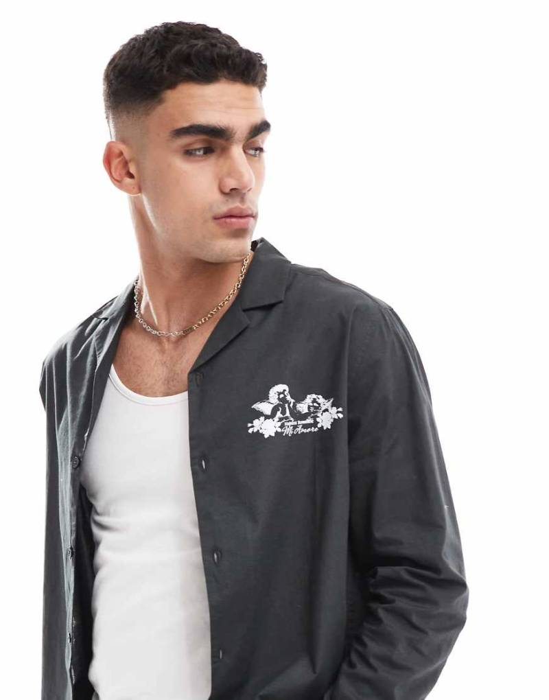 ASOS DESIGN - Locker geschnittenes Hemd in Anthrazit mit Reverskragen und platziertem Engelsprint-Schwarz von ASOS DESIGN