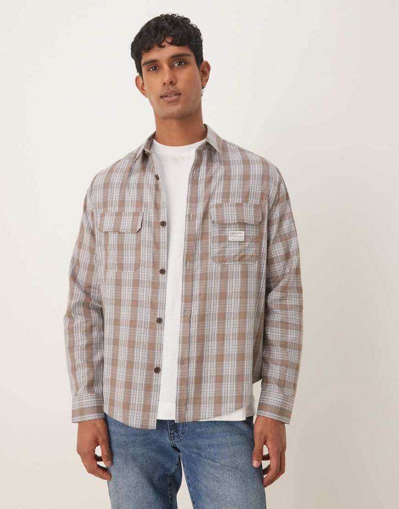 ASOS DESIGN - Locker geschnittenes Hemd in Braun kariert mit Workwear-Aufnäher-Brown von ASOS DESIGN