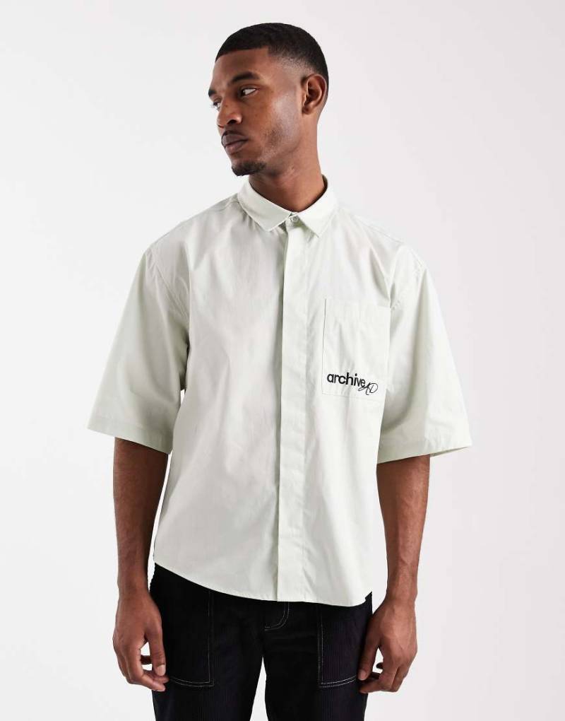 ASOS DESIGN - Locker geschnittenes Hemd in Hellgrün mit Stickerei auf der Brust-Grau von ASOS DESIGN