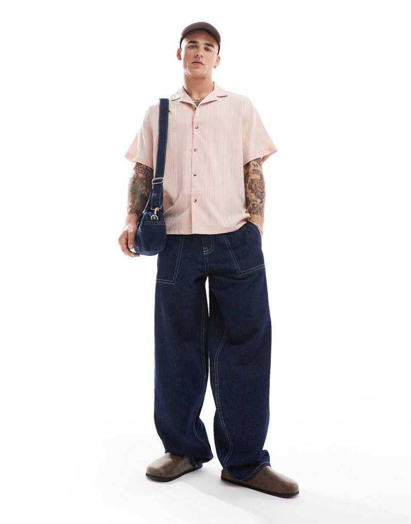 ASOS DESIGN - Locker geschnittenes Hemd in Hellrosa mit Knitterstruktur und Reverskragen von ASOS DESIGN