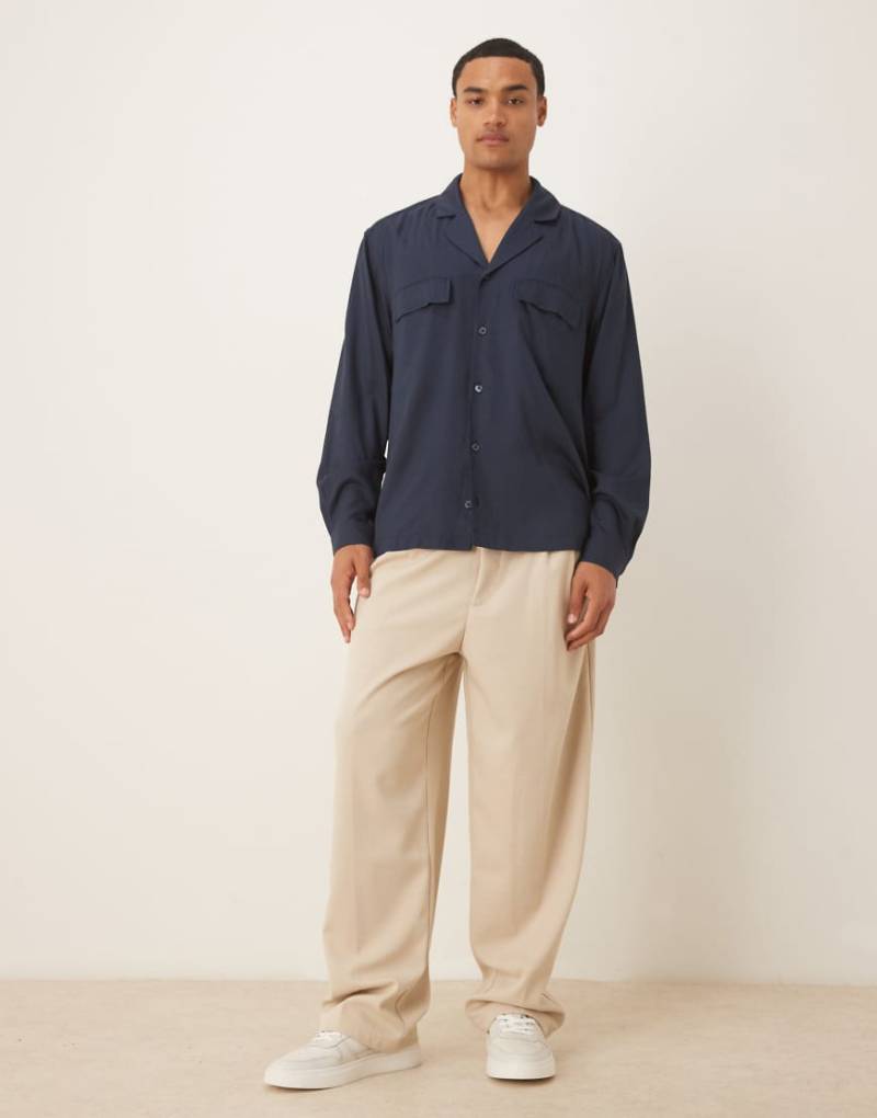 ASOS DESIGN - Locker geschnittenes Hemd in Marineblau mit Reverskragen von ASOS DESIGN