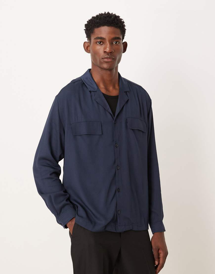 ASOS DESIGN - Locker geschnittenes Hemd in Marineblau mit Reverskragen von ASOS DESIGN