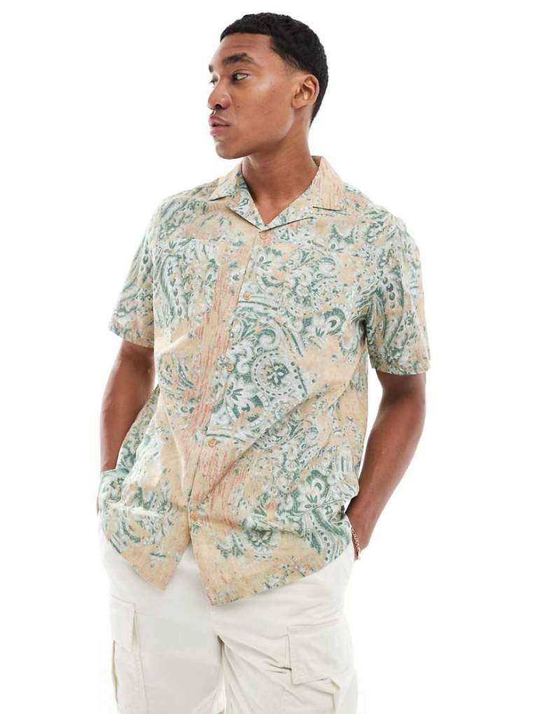 ASOS DESIGN - Locker geschnittenes Hemd in Neutral mit geometrischem Muster und Reverskragen-Braun von ASOS DESIGN