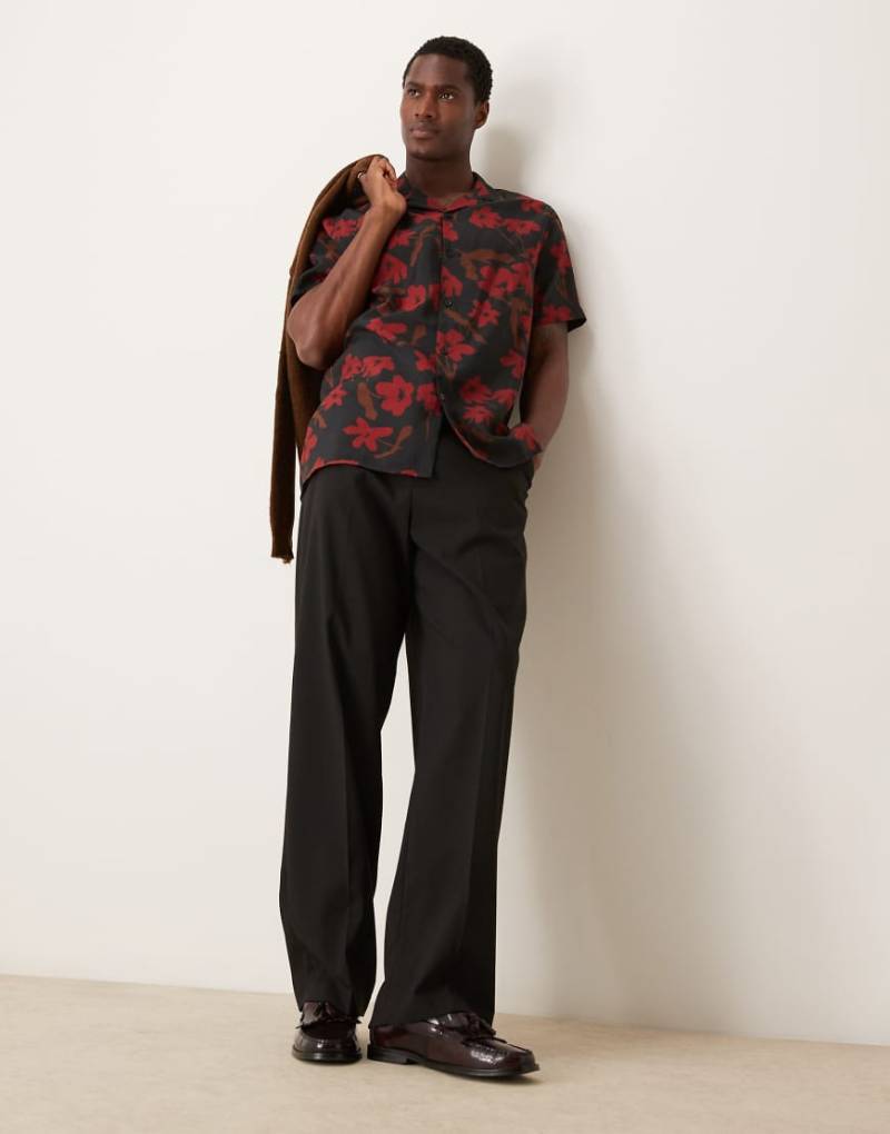 ASOS DESIGN - Locker geschnittenes Hemd in Schwarz mit Blumenprint in Rot und Reverskragen-Bunt von ASOS DESIGN