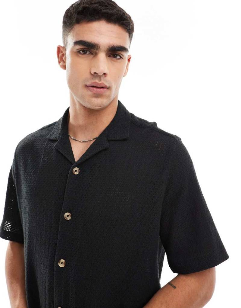 ASOS DESIGN - Locker geschnittenes Hemd in Schwarz mit Reverskragen und Korbgeflechtstruktur ASOS DESIGN - Locker geschnittenes Hemd in Schwarz mit Reverskragen und Korbgeflechtstruktur von ASOS DESIGN