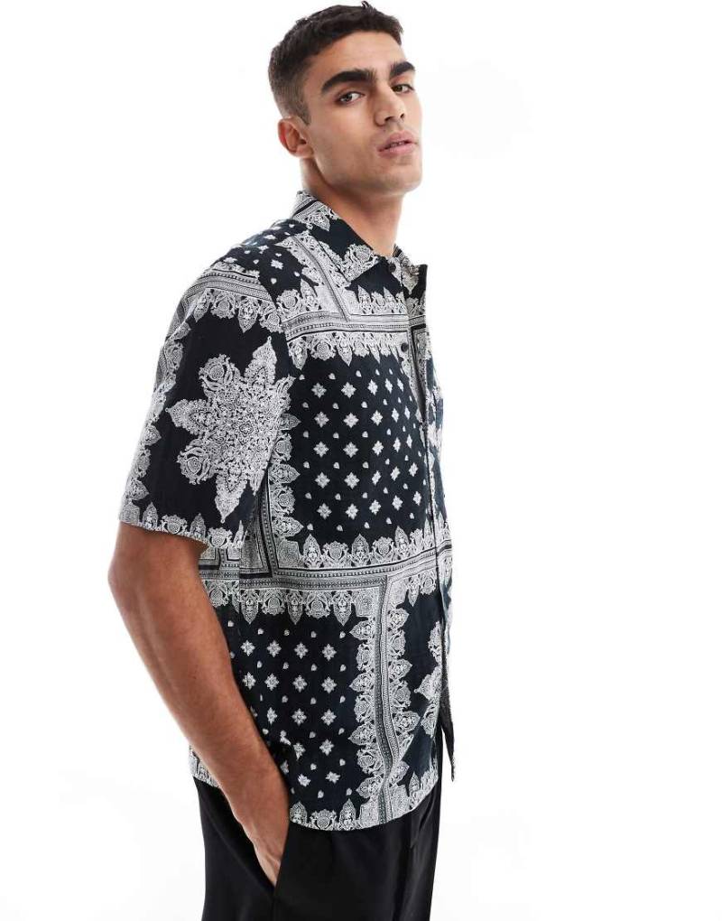 ASOS DESIGN - Locker geschnittenes Hemd in Schwarz mit strukturiertem Bandana-Muster von ASOS DESIGN