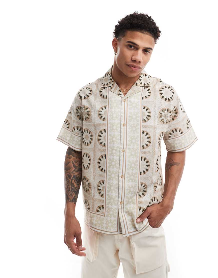 ASOS DESIGN - Locker geschnittenes Hemd in Steinbeige mit geometrischem Muster und Reverskragen-Neutral von ASOS DESIGN